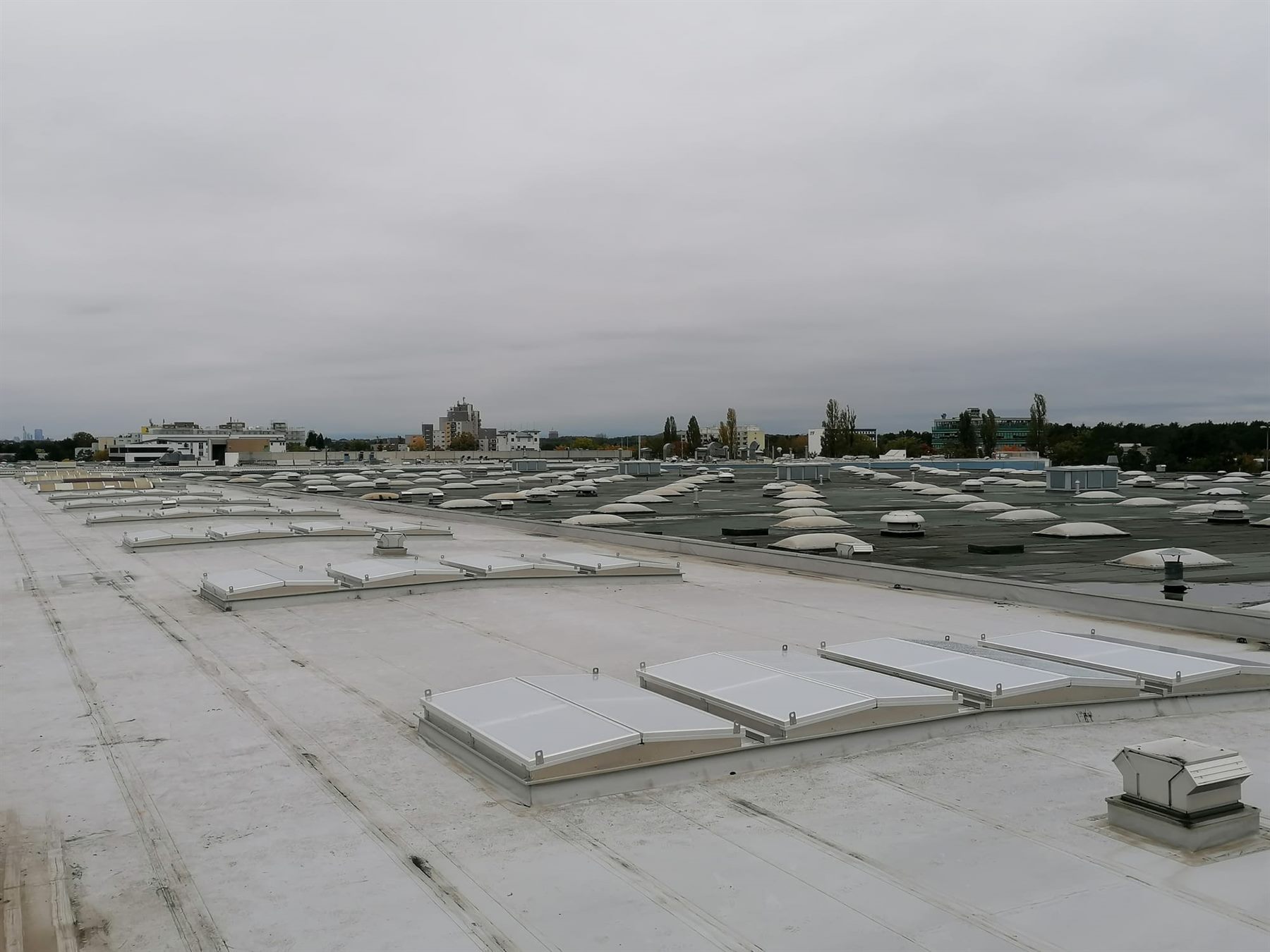 Sechs neue Lichtbänder für eine Gewerbehalle Frankfurt/Offenbach